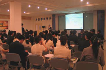 珠寶市场会议营销专家林麗珍女士现场授课